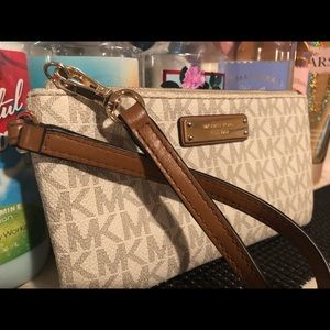 MICHAEL KORS CLUTH 💯% AUTHENTIC ❗️